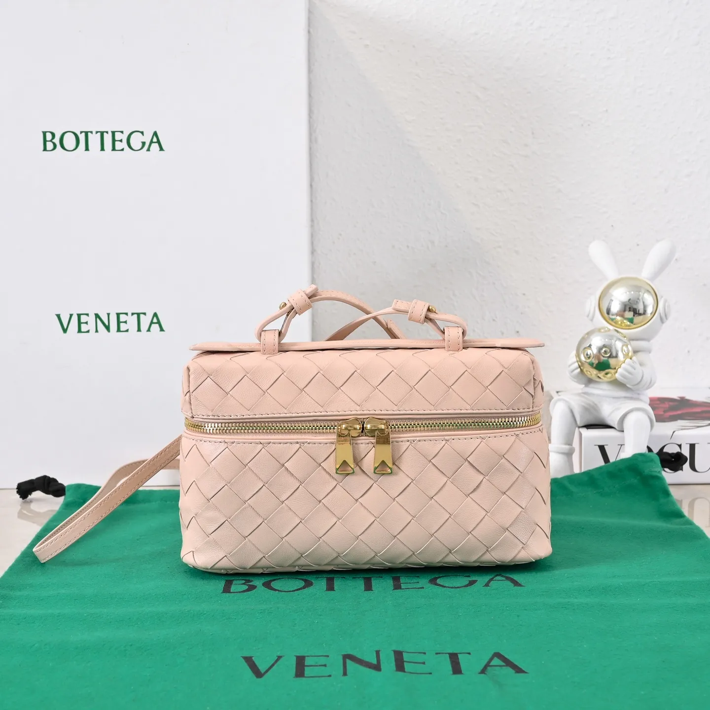 Batch 1360 Bottega Veneta 24 spring and summer woven zipper crossbody bag. A crossbody bag that can be used as a cosmetic bag. The exquisite weaving and compact body are an indispensable accessory for the upcoming summer. The double zipper also better protects the bag. It has a large capacity. If you like it, don’t miss it. Style number: 9109 Size: 22*12.5*5cm